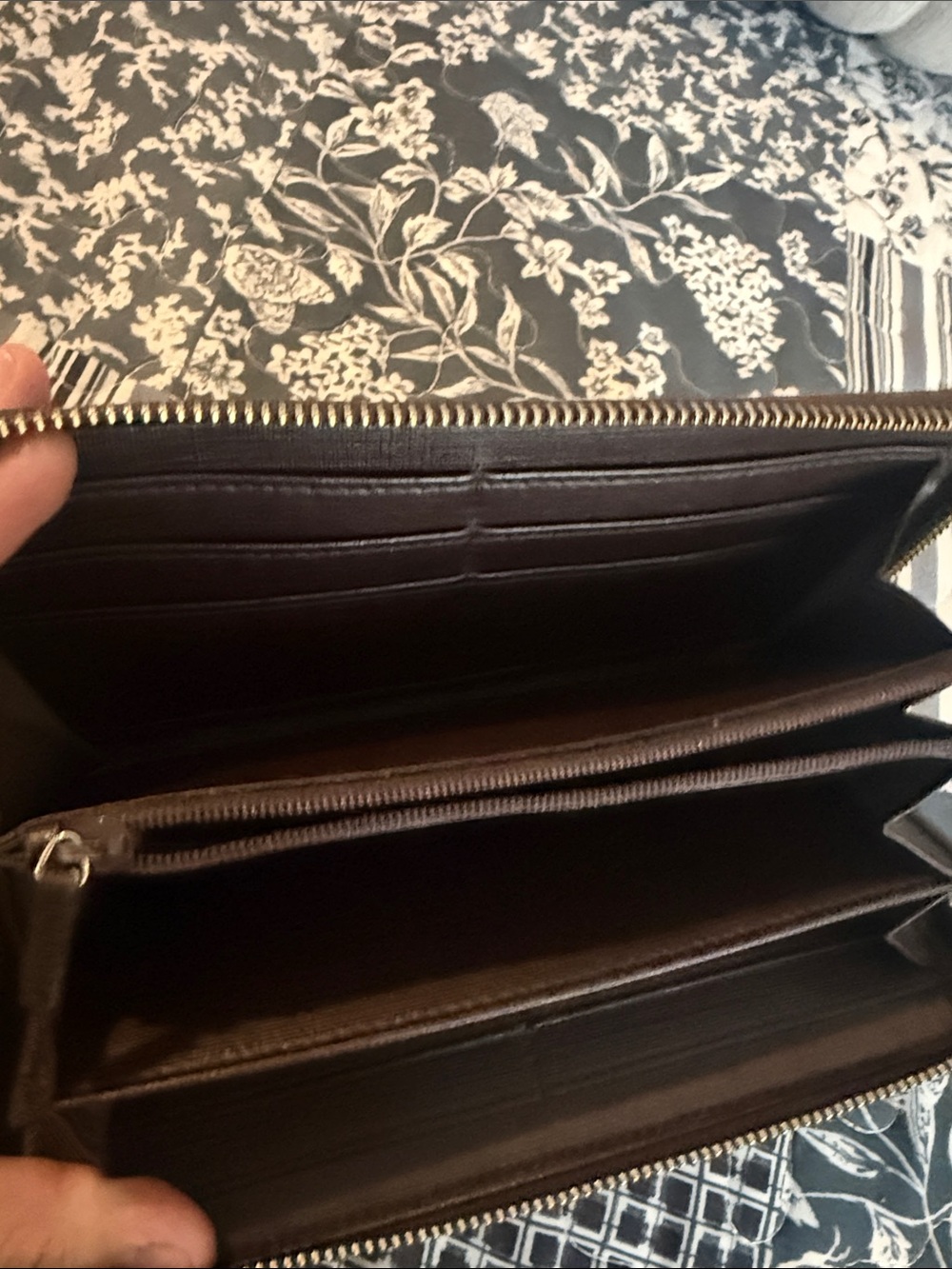 Gucci Brown Zip Wallet with Signature Webbing and Gold Accent - Picture 5 of 10